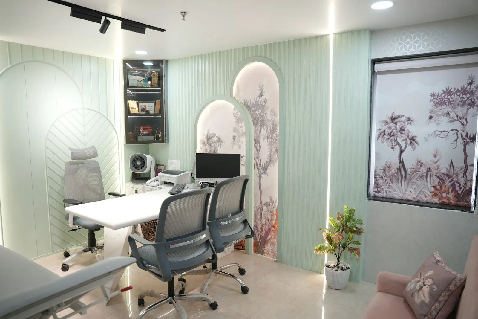 Espacio de atención de la clínica con escritorio y decoración