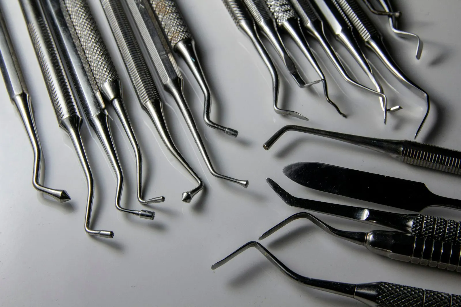 Instrumental dental alineado sobre la superficie