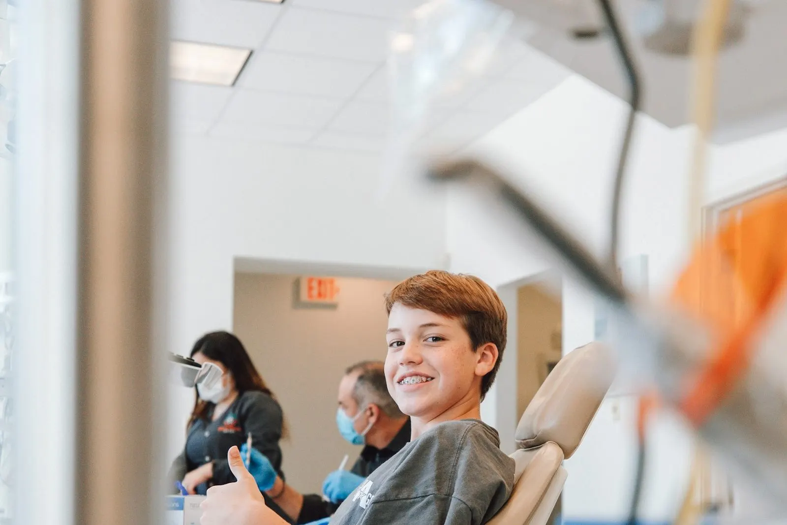 Niño sonriendo en el sillón durante su visita