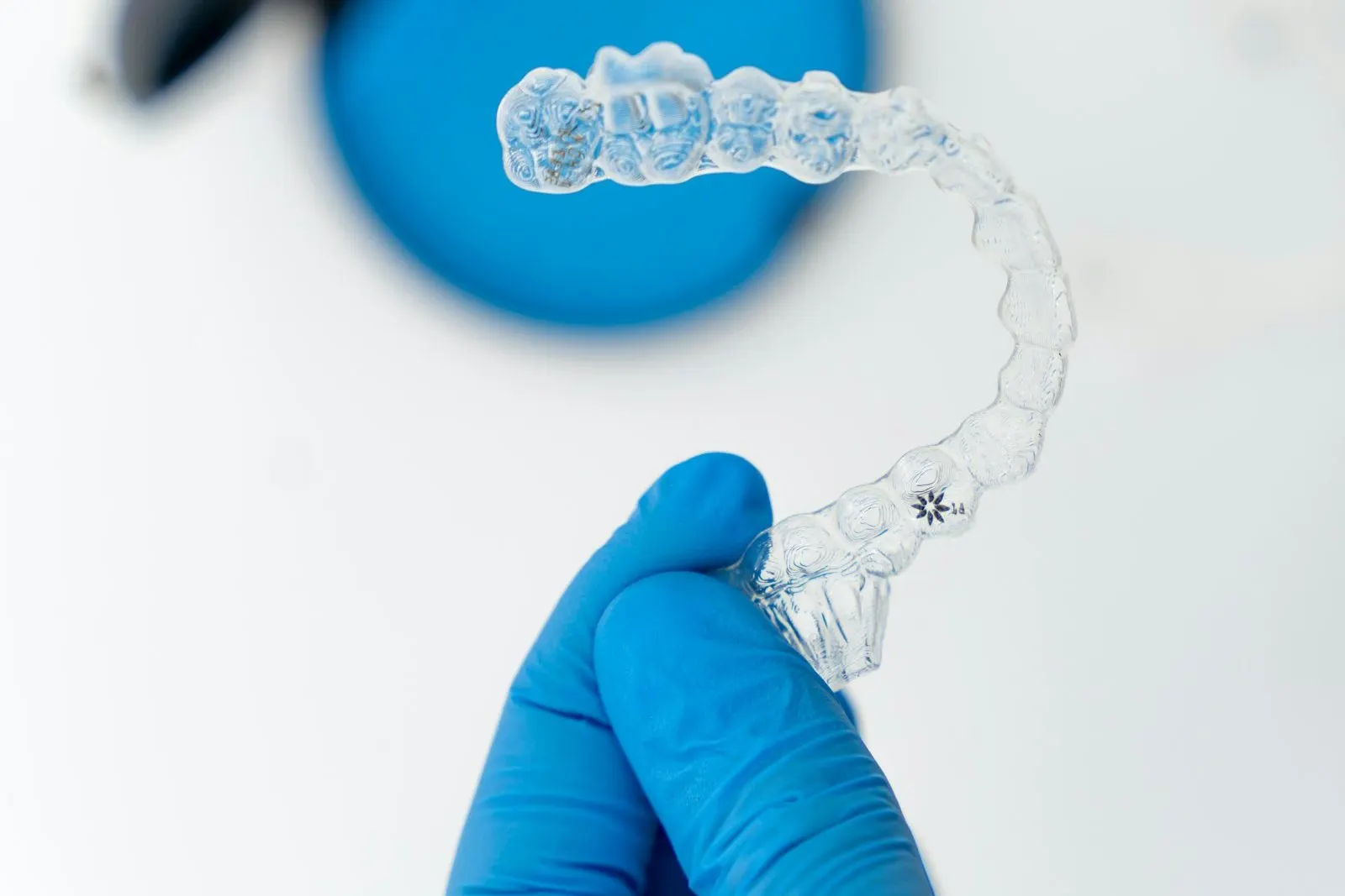 Alineador transparente sostenido con guante