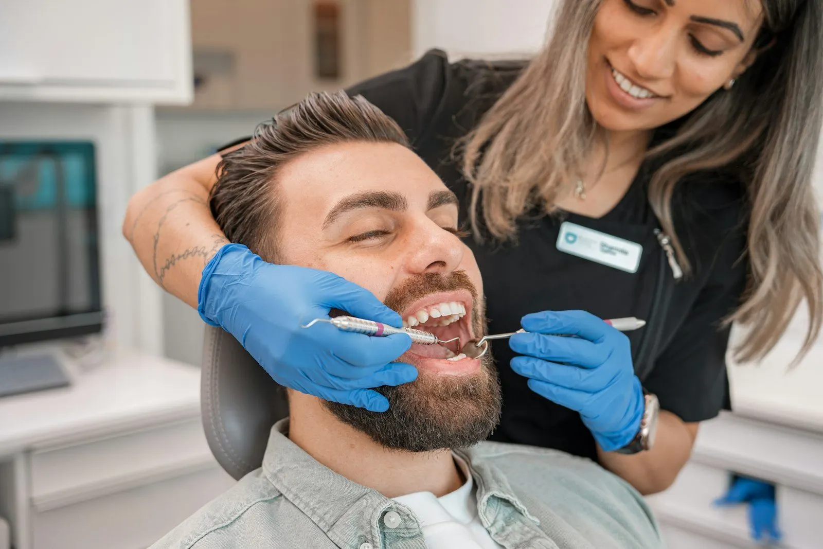 Odontóloga atendiendo a un paciente en el sillón dental